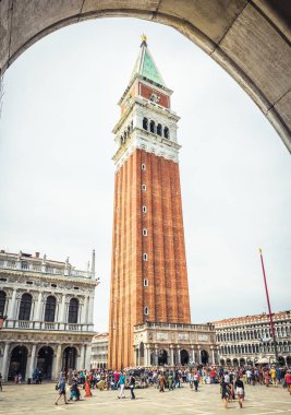 Venice, İtalya - 19 Mayıs 2017: Piazza San Marco Campanile Venedik ile. Doge Sarayı görünümden. San Marco Venedik ana turistik 's. Yaz aylarında Venedik'in ünlü tarihi mimarisi.