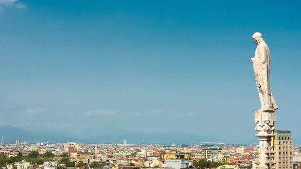 Panoramiczny Widok Lotnicze Mediolan Włochy Marmurowy Posąg Kamienna Iglica Dachu — Zdjęcie stockowe