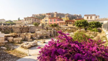 Doğa manzaralı panoramik Kütüphane Hadrian, Atina, Yunanistan. Atina ana yerlerinden biridir. Antik Yunan kalıntıları ile güzel sahne Atina. İçinde belgili tanımlık geçmiş ünlü Akropolis.