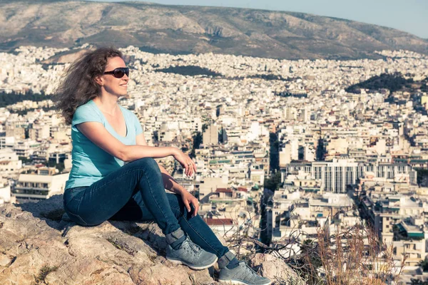 Mulher Nova Bonito Relaxar Com Vista Para Paisagem Urbana Atenas — Fotografia de Stock