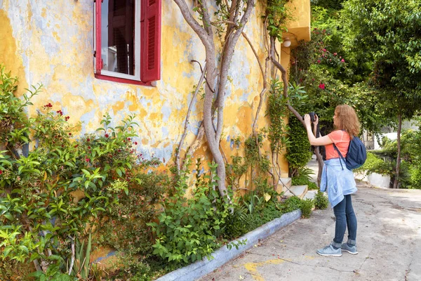 Vackra Gamla Gatan Med Övervuxna Hus Plaka District Aten Grekland — Stockfoto