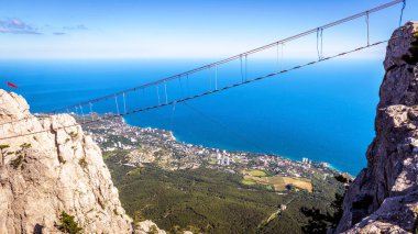 Halat köprü üzerinde Mount Ai-Petri, Crimea. Bu dağ turistik mekanlara Kırım biridir. Köprü uçurum Kırım Karadeniz sahil üzerinde üzerinde asılı panoramik görünümü.