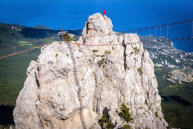 Halat köprü üzerinde Mount Ai-Petri, Crimea taşla. Bu dağ turistik mekanlara Kırım biridir. Yaz aylarında Crimea kenarı uçurum üzerinde köprü asılı şaşırtıcı görünümü.