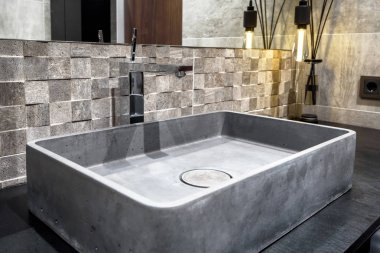 Moskova - 25 Mart 2018: Modern şık tuvaletinde bir otel ya da konut ev. İç Tasarım beton ile banyo lavabo. Çağdaş minimalist gri iç.