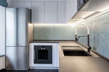 Moskova - 25 Mart 2018: Küçük daire mutfak Modern iç. PEARLESCENT iyi fayans mutfak beyaz iç tasarım. Metalik buzdolabı ile çağdaş mutfak minimalist tarzı.