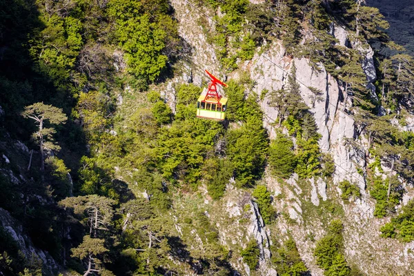 ケーブルカー クリミア ペトリ マウントでの風光明媚な眺め 緑山斜面を背景にキャビン山リフト 夏にケーブルカーと南部クリミア海岸の風景 — ストック写真