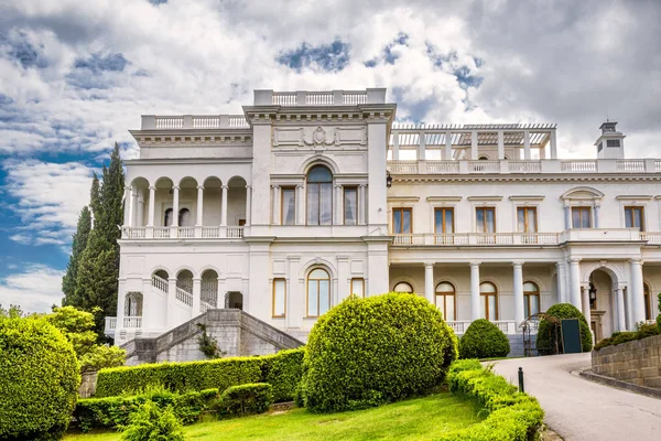 Yalta Crimeia Maio 2016 Palácio Livadia Com Belo Jardim Paisagístico — Fotografia de Stock