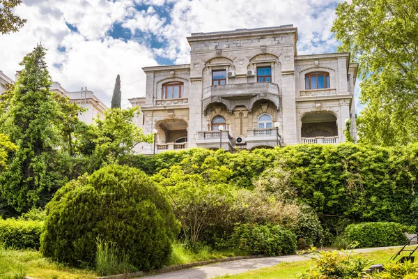 Yalta Crimea Mayo 2016 Livadia Palace Con Hermoso Jardín Paisajístico — Foto de Stock