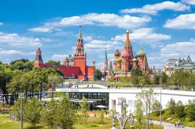 Moskova - 17 Haziran 2018: Zaryadye St Basil Katedrali ve Moskova Kremlin ' bakan Park Manzaralı Panoraması. Görünümü Moskova yerlerinden yaz aylarında. Moskova Merkezi güneşli güzel sahne.