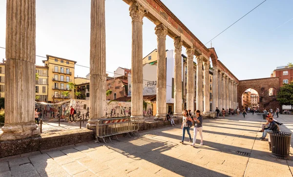 意大利米兰 2017年5月22日 米兰的三个古老专栏 它是米兰的主要地标之一 历史建筑在日落光 米兰罗马遗址的阳光全景 — 图库照片