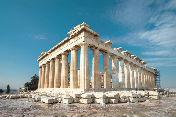 ギリシャのアテネのアクロポリスにあるパルテノン神殿 有名なパルテノン神殿はアテネの主要なランドマークです アクロポリスの丘の上に荘厳な寺院の遺跡 夏でアテネの古代ギリシア建築 — ストック写真