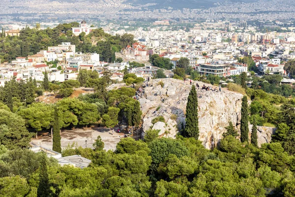 从希腊卫城的斜坡俯瞰雅典的全景风景 亚略巴古岩石在前景 它是雅典的主要旅游胜地之一 夏季雅典全景 — 图库照片
