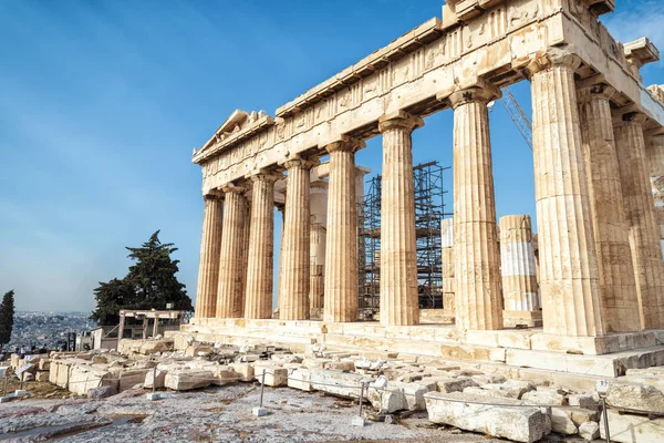 ギリシャのアテネのアクロポリスにあるパルテノン神殿 古代ギリシャのパルテノン神殿はアテネの主要なランドマークです 丘の上に壮大なパルテノン神殿の遺跡 夏でアテネの有名な歴史的建造物 — ストック写真