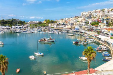 Mikrolimano marina Pire, Atina, Yunanistan. Yelkenli tekneler ile güzel liman manzarasına. Şehir sahil ile deniz doğal liman toplayan. Lüks deniz dinlenmek Atina Rıhtımlar üzerinde.