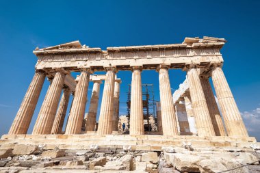 Parthenon, Atina, Yunanistan Akropolü. Bu antik Yunan Tapınağı Atina ana bir dönüm noktası olduğunu. Parthenon önden görünümü tepenin üst kısmında mahveder. Atina merkezinde ünlü tarihi mimarisi.