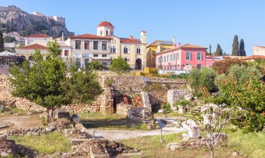 Plaka bölgesi, Atina, Yunanistan, güzel renkli evler bakan Hadrian Kütüphanesi. Atina ana yerlerinden biridir. Eski Yunanca ile Atina merkezinin panoramik görünüm Harabeleri.