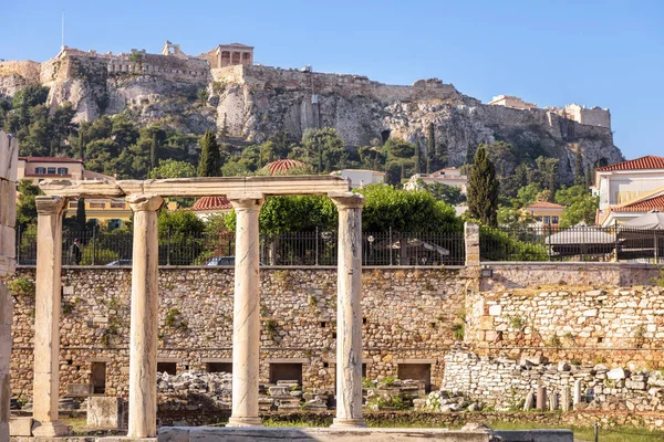 俯瞰希腊雅典卫城的哈德良图书馆的阳光景色 著名的卫城山是雅典的主要地标 雅典中心夏季古希腊遗址的景观 — 图库照片