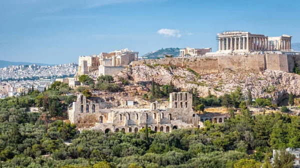 ギリシャ アテネ アクロポリスのパノラマ風景 アクロポリスの丘に古代ギリシャのパルテノン神殿はアテネの主要なランドマークです 夏でアテネの中心の有名な遺跡のパノラマ — ストック写真