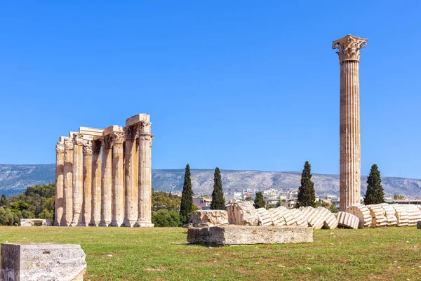 希腊雅典奥林匹亚宙斯神庙 宙斯或 Olympieion 的古色古香的寺庙是雅典的主要地标之一 雅典中心夏季著名古希腊遗址全景 — 图库照片