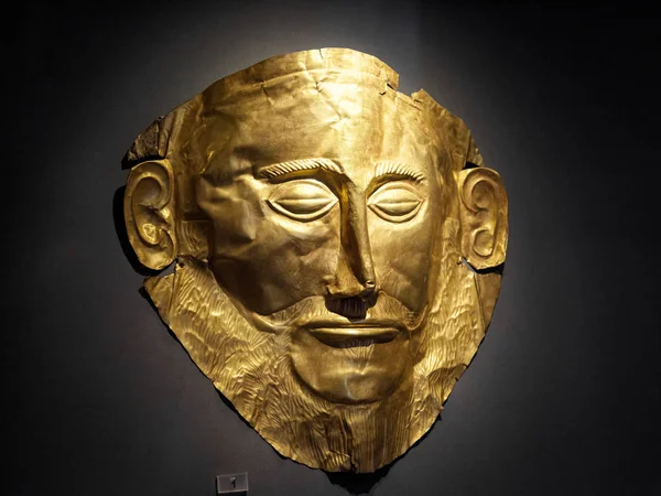 Atina - 7 Mayıs 2018: Ünlü altın maske, arkeolog Heinrich Schliemann tarafından 1876 yılında eski Mycenae Yunanistan içinde keşfedilen Agamemnon. Altın Cenaze maskesi yakın çekim.