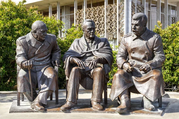 Yalta Crimeia Maio 2016 Escultura Churchill Roosevelt Estaline Palácio Livadia — Fotografia de Stock