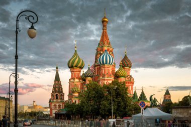 Moskova - 22 Ağustos 2018: Gün batımında kırmızı Meydanı Moskova, Rusya St Basil Katedrali. St Basil'in kilise Moskova ana yerlerinden biridir. Akşam Moskova merkezindeki antik mimari.