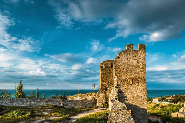 热那亚堡垒在 Feodosia 克里米亚 在克里米亚日落的古代遗迹美丽的全景 在黑海海岸的旧的毁坏的塔的风景景色 克里米亚地标夏季风光 — 图库照片
