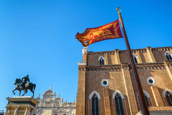 Bandiera Venezia Vicino Alla Basilica San Giovanni Paolo Venezia Italia — Foto Stock