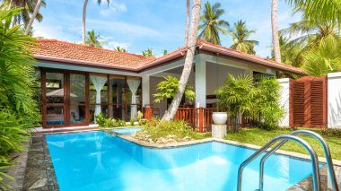 Sri Lanka - 4 Kasım 2017: Panoramik manzaralı havuzlu lüks tropikal otel. Güneşli villa ile pastoral bahçe dinlenmek için. Güzel yüzme havuzu yaz evin avluda mavi temiz su ile.