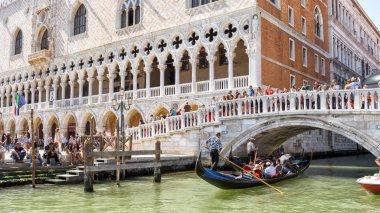 Venice, İtalya - 21 Mayıs 2017: Panoramik Doge Sarayı Venedik. Venedik'in başlıca turistik konumlar biridir. Venedik Doge Sarayı ve gondol yaz aylarında güneşli sahil.