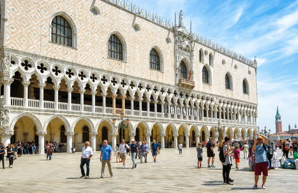 ヴェネツィア イタリア 2017 ヴェネツィアのドゥカーレ宮殿 ドゥカーレ宮殿近くのサン マルコ広場をご覧ください ヴェネツィアの主要な観光アトラクションです ヴェネツィアのルネサンス建築で有名です — ストック写真