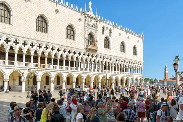 ヴェネツィア イタリア 2017 ヴェネツィアのドゥカーレ宮殿 ドゥカーレ宮殿近くのサン マルコ広場をご覧ください ヴェネツィアの主要な観光アトラクションです ヴェネツィアのルネサンス建築で有名です — ストック写真