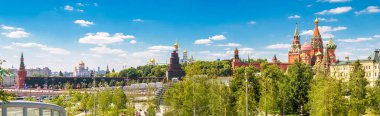 Moskova Kremlin ve St Basil Katedrali, Rusya'nın panoramik görünümü. Moskova Kremlin Moskova'nın başlıca turistik cazibe olduğunu. Yaz aylarında güzel Moskova cityscape ile yatay banner.