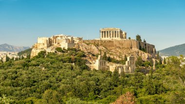 Panoramik Acropolis, Atina, Yunanistan. Tepe üzerinde Antik Yunan Parthenon, Atina ana dönüm noktası olduğunu. Atina Merkezi Yaz aylarında ünlü harabelerde doğal Panoraması.
