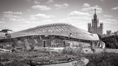 Moskova - 16 Haziran 2018: Modern amfitiyatro cam kubbesi, Moskova, Rusya Zaryadye Park'ta. Zaryadye Moskova ana yerlerinden biridir. Siyah beyaz Moskova merkezinin panoramik görünüm.