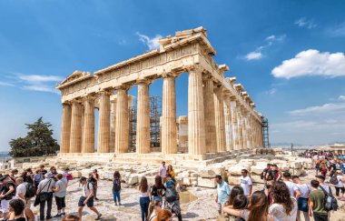 Atina - 8 Mayıs 2018: İnsanlar ziyaret Parthenon Akropolis üzerindeki yaz, Atina, Yunanistan. Atina ana bir turistik 's. Atina merkezi tepe dibinde bir üstte antik Yunan kalıntıları.