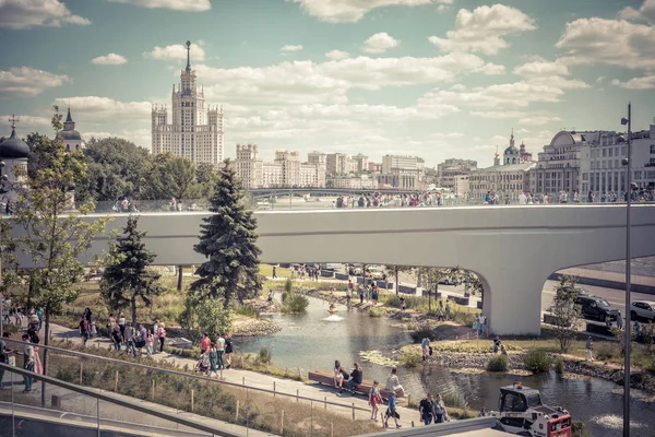 Mosca Giugno 2018 Gente Visita Parco Zaryadye Con Ponte Galleggiante — Foto Stock