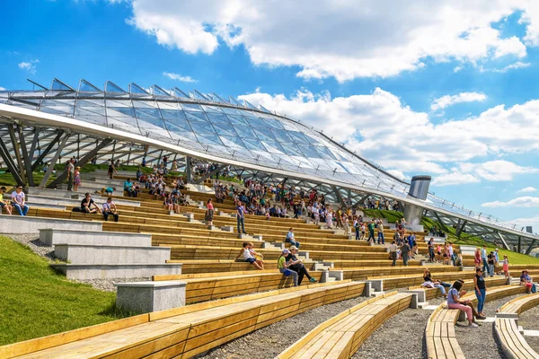 Moscou Juin 2018 Les Gens Visitent Amphithéâtre Moderne Avec Coupole — Photo