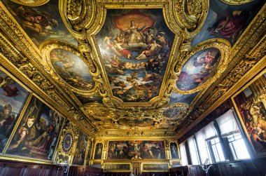Venice, İtalya - 20 Mayıs 2017: süslü Doge Sarayı veya Palazzo Ducale içinde. Doge Sarayı Venedik ana yerlerinden biridir. Doge Sarayı lüks ile altın iç tavan boyalı.