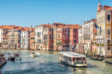 Venice, İtalya - 21 Mayıs 2017: Vaporetto Venedik'te büyük kanal üzerinde yola çıkacak. Vintage evleri ile Venedik'in başlıca turistik Caddesi'nin güzellikler. Yaz aylarında arasında Venedik romantik su yolculuk.