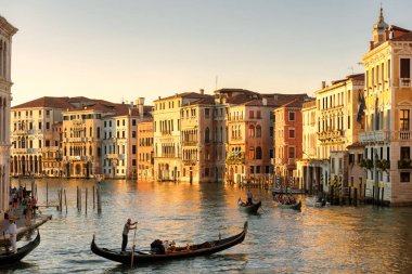 Venice, İtalya - 21 Mayıs 2017: Gün batımı, gondol yüzen Venedik'te büyük kanal üzerinde. Gondol Venedik en çekici turist ulaşım var. Venedik şehir akşam boyunca romantik su yolculuk.