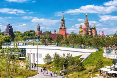 Moskova - 17 Haziran 2018: Zaryadye St Basil Katedrali ve Moskova Kremlin ' bakan Park Manzaralı Panoraması. Görünümü Moskova yerlerinden yaz aylarında. Moskova Merkezi güneşli güzel sahne.