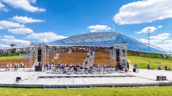 莫斯科 2018年6月17日 俄罗斯莫斯科 Zaryadye 公园的一个玻璃圆顶的现代圆形剧场 Zaryadye 是莫斯科的主要地标之一 夏季莫斯科中心剧场舞台 — 图库照片