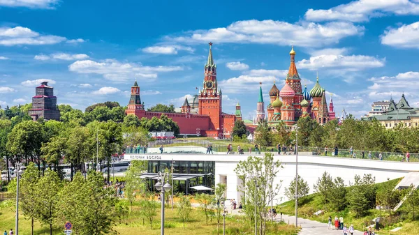 莫斯科 2018年6月17日 俯瞰圣罗勒大教堂和俄罗斯莫斯科克里姆林宫的 Zaryadye 公园风景全景 莫斯科地标的全景在夏天 莫斯科中心风景宜人 — 图库照片