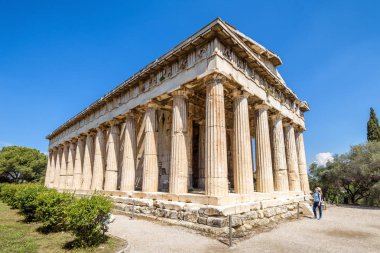 Hephaestus Tapınağı yaz, Atina, Yunanistan. Bu antik Yunan bina Atina ana yerlerinden biridir. Ünlü Hephaestus Tapınağı Atina merkezinde genç kadın turist bakar.