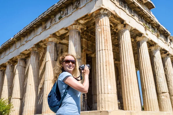 Junge Frau Macht Ein Foto Vom Tempel Des Hephaistos Agora — Stockfoto