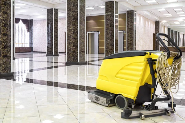 清洁机在空办公室大堂 用于清洁的黄色真空设备在闪亮的大理石地板上 专业清洁服务理念 — 图库照片