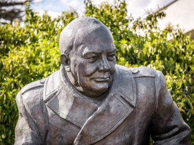 Yalta, Crimea - 17 Mayıs 2016: Winston Churchill tarafından Tsereteli Livadia sarayında, Crimea heykeli. Ünlü konferans burada 1945'te gerçekleşti. İngiltere Başbakanı Churchill yakın çekim portresi.