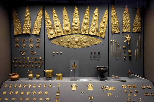 古代ギリシャのミケーネからアテネ 2018 ゴールドジュ エリー 黄金の冠や アテネ国立考古学博物館で貴重なオブジェ — ストック写真