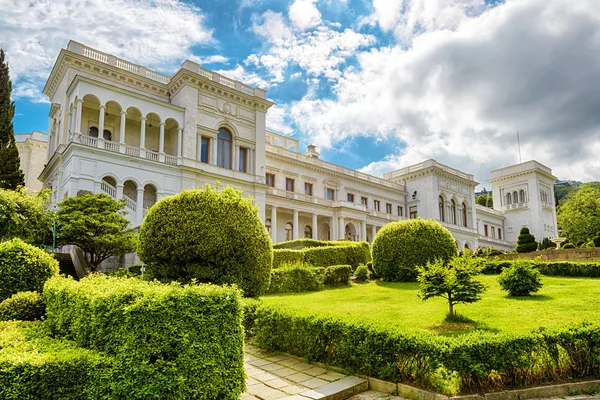 Livadia Palace con un hermoso jardín paisajístico en Crimea —  Fotos de Stock